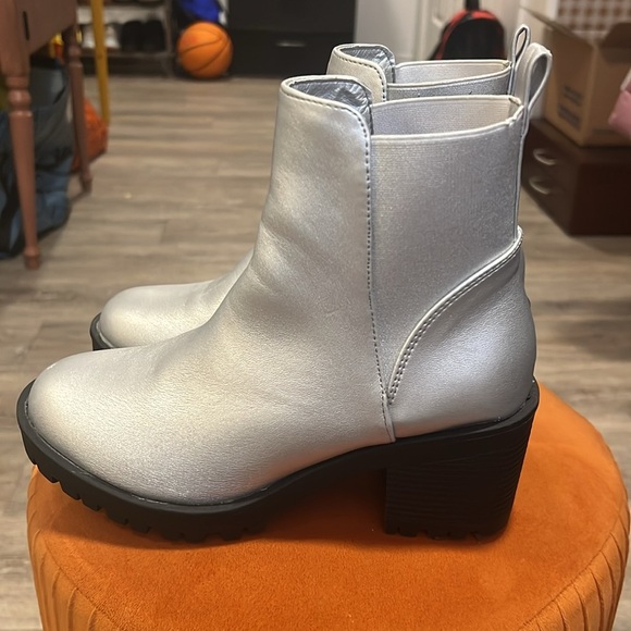 Mod Cloth Silver Heeled Ankle Boots - Picture 5 of 11